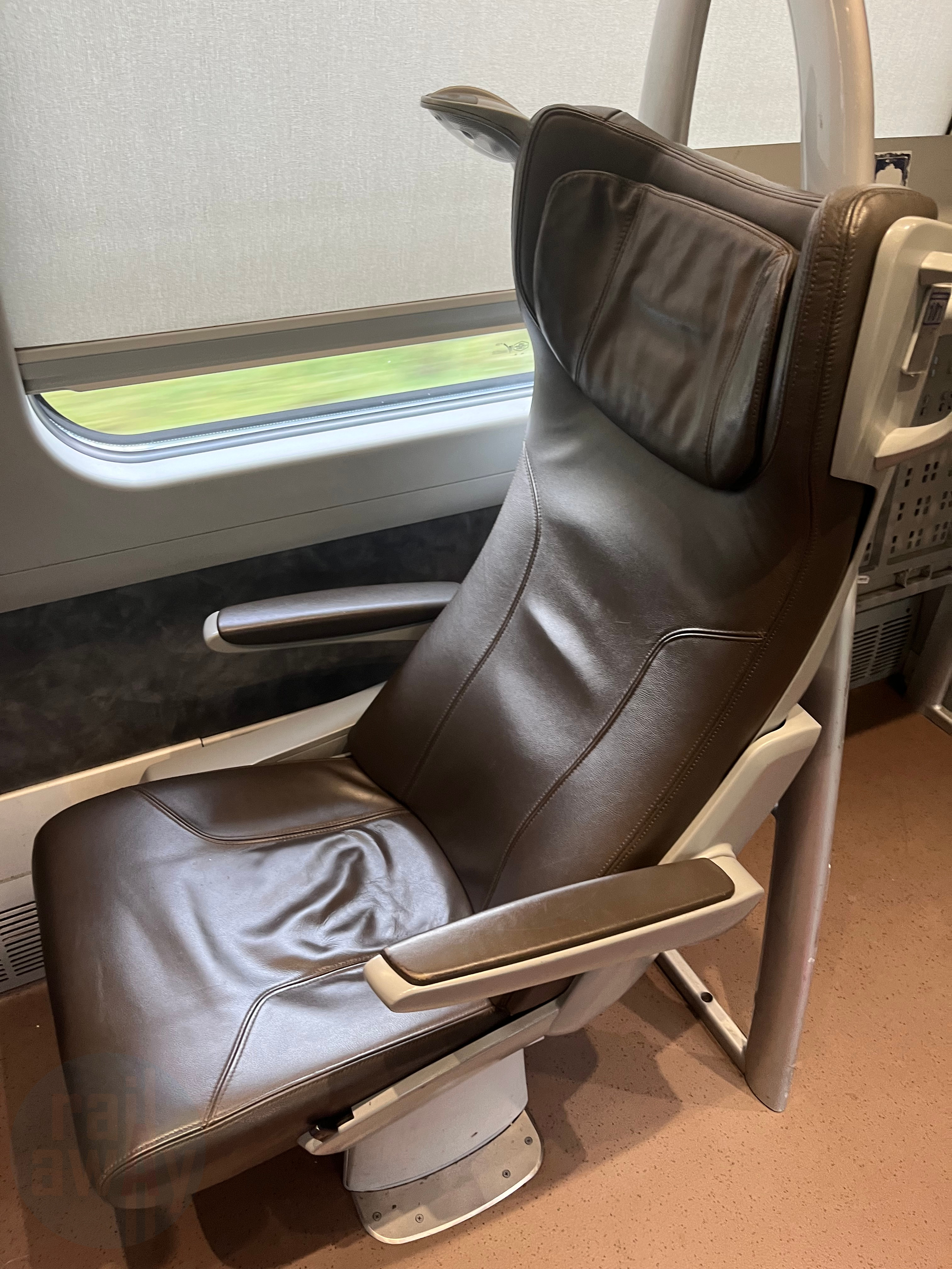 Single solo seat in brown leather