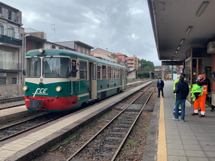 The second Circumetnea train at the platform of Randazzo station. Customers wait to board on the platform.